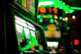 Antarmuka meja Dragon Tiger Asia Gaming dengan taruhan, kartu, dan dealer terlihat jelas