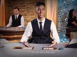 Dealer Kembang Kempis di studio kasino langsung boswin 168 menunjukkan dua kartu